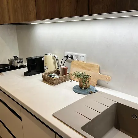 Japandi Pearl Designed Studio,parking ,aircon, O2 דירה