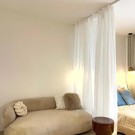 Japandi Pearl Designed Studio,parking ,aircon, O2 * Praha